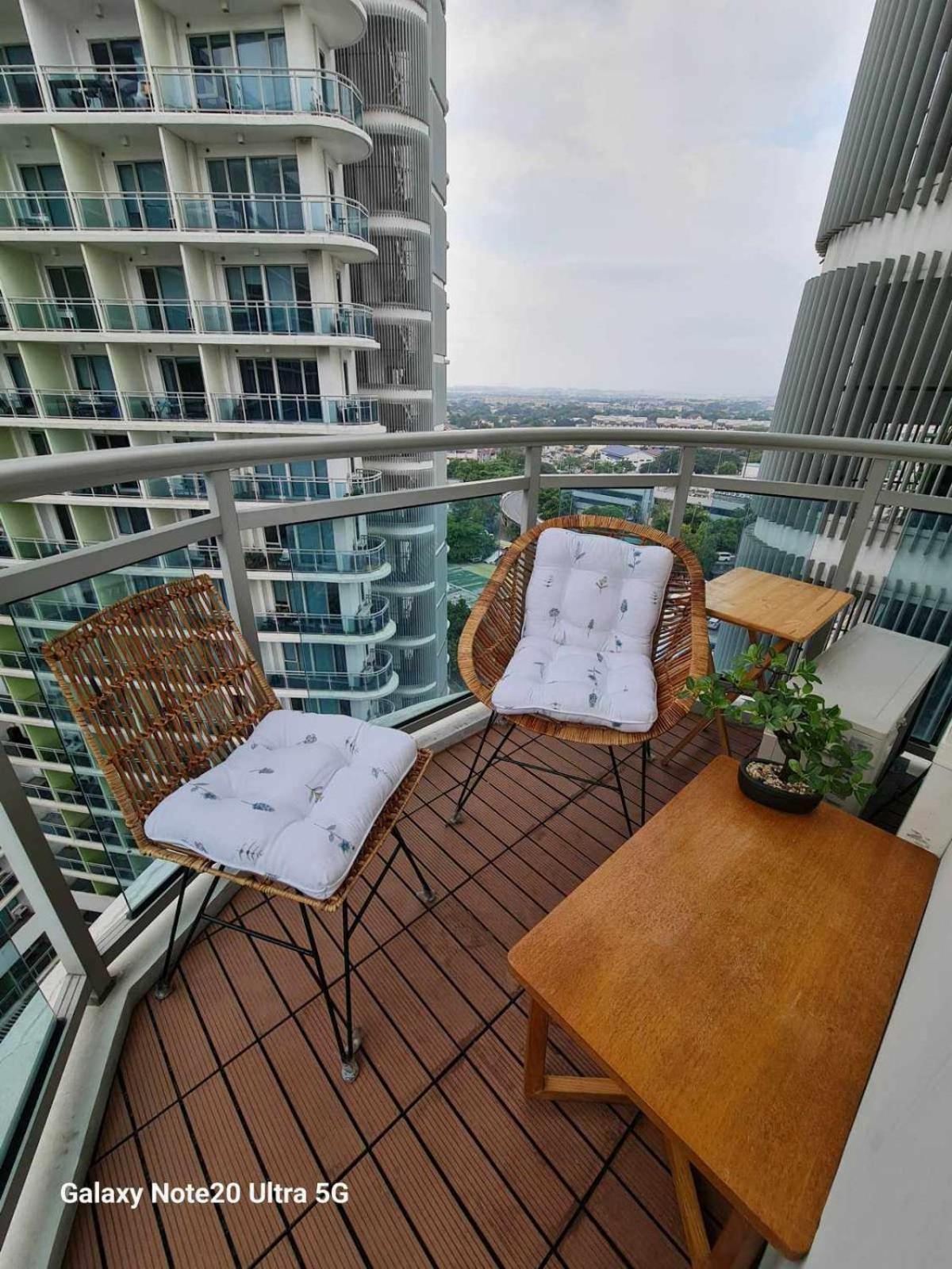 Manila Urban Resort At Azure Exterior foto